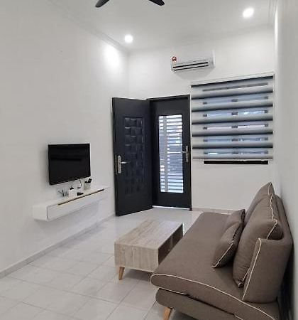 Voon 4 Bedroom Homestay Мерсинг Экстерьер фото