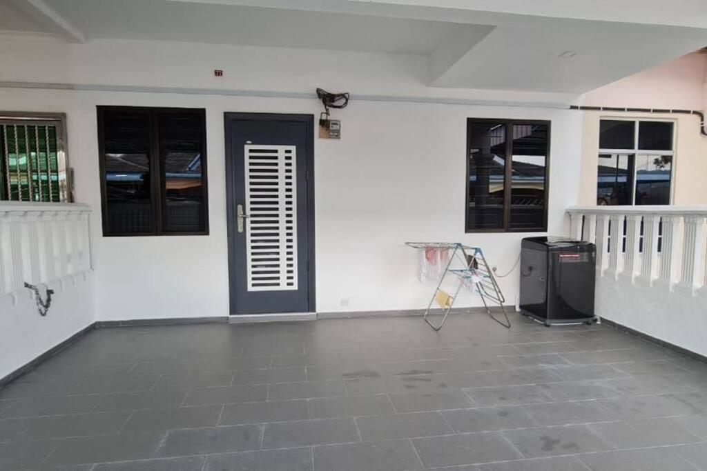 Voon 4 Bedroom Homestay Мерсинг Экстерьер фото