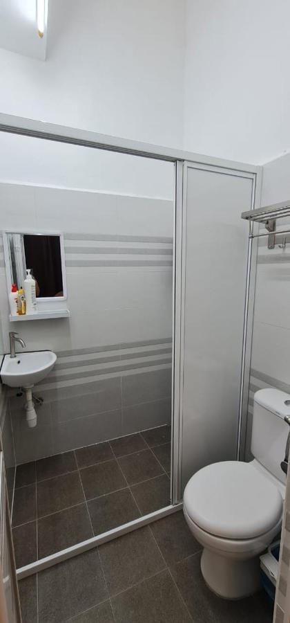 Voon 4 Bedroom Homestay Мерсинг Экстерьер фото