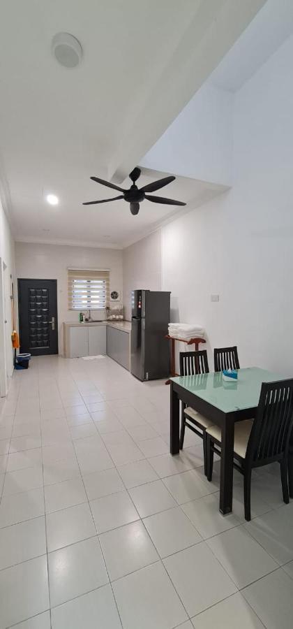 Voon 4 Bedroom Homestay Мерсинг Экстерьер фото
